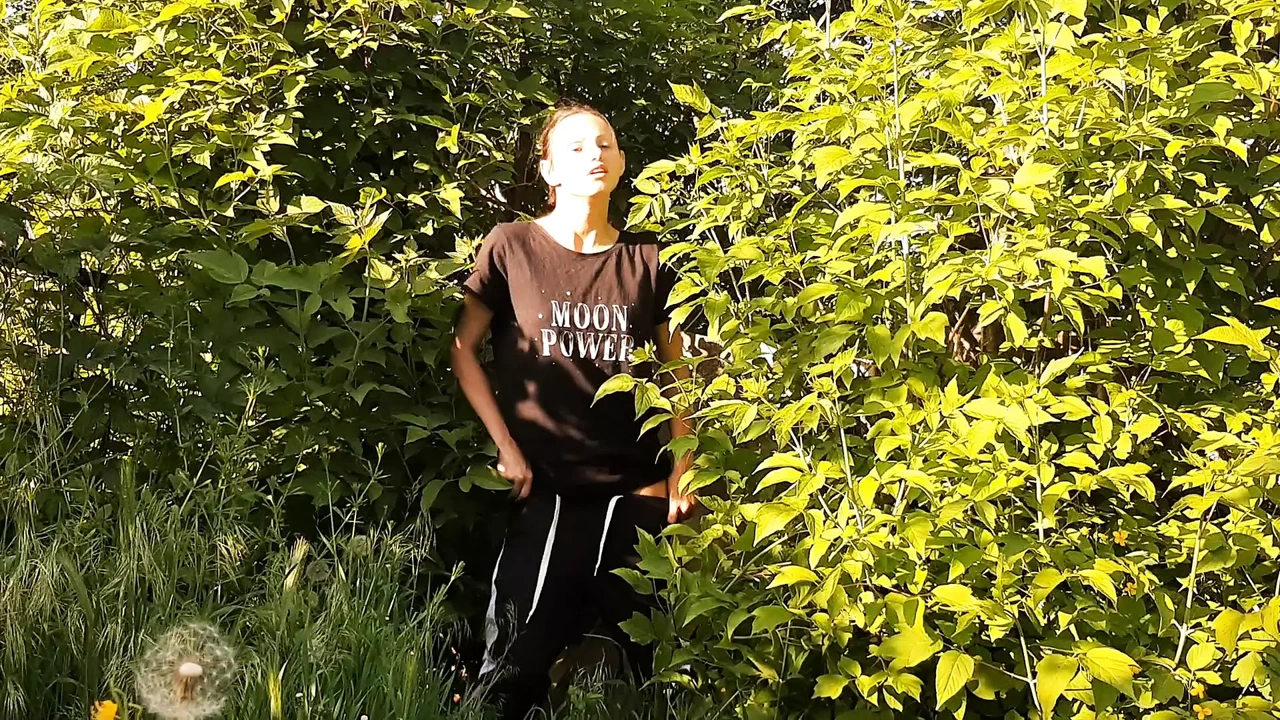 Risky public female masturbation in nature – Lesbian-candys