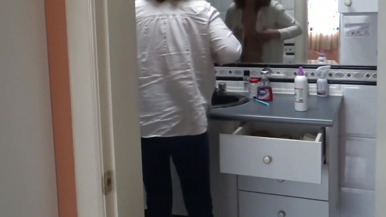 Cumnata mea adoră să se expună în timp ce îmi cere să-i arăt pula și să mă masturbez
