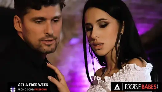 FOOTSIE BABES - Alyssa Bounty подает бурную дрочку ногами клиенту огромного члена