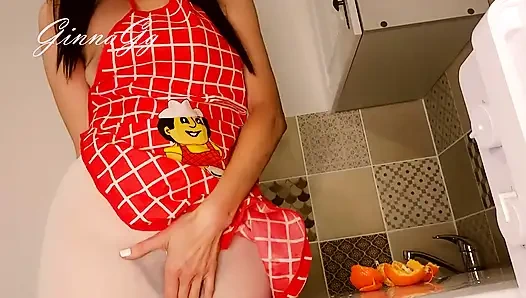 Ibu rumah tangga yang panas secara seksual menggugah celemoonya di dapur