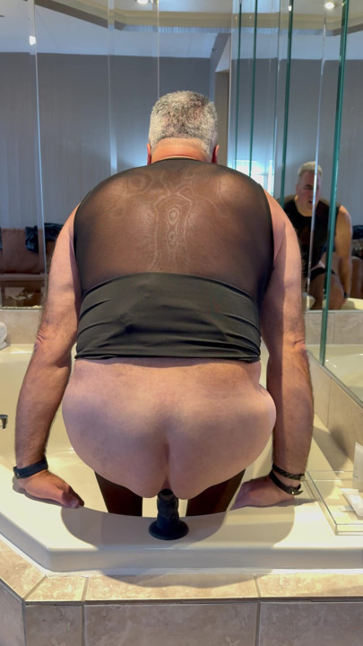 Estoy comenzando a usar consoladores más grandes en el culo. Me encanta sentirse como una puta mariquita mientras se la follan