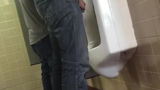 Spionage Männer am Urinal ix