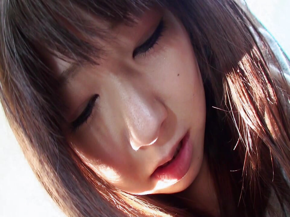 Islak Japon üniversiteli genç kız sıkı amının içine boşalıyor!