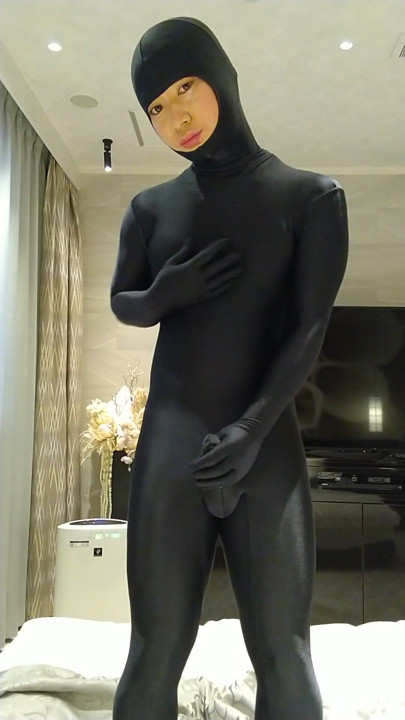 A pervert wrapped in full-body tights masturbates and takes off his mask when he feels good | Clip 1
