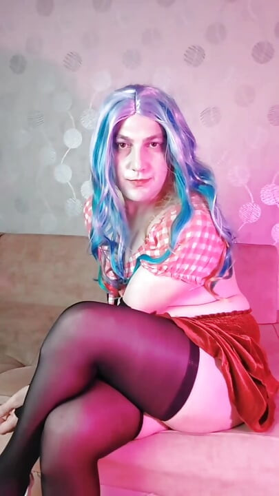Cewek femboy cantik dengan rok ketat warna merah lagi asik muasin memeknya