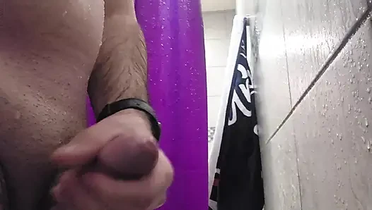 Halka açık spor salonu duşunda solo mastürbasyon.
