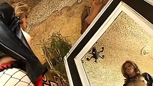 Жесткий трах фетиш-милфы: нижнее белье и высокие каблуки и очень жесткий хуй в ее шлюховатой мокрой киске