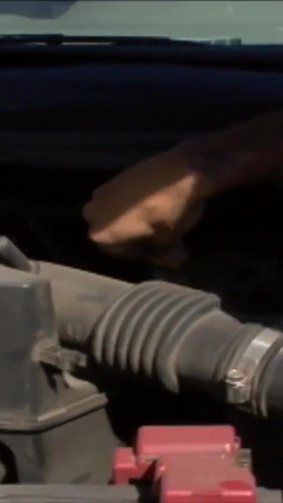 Гърдаста тийнейджърка брюнетка със силиконови цици е вдигната на ръка | Клип 1