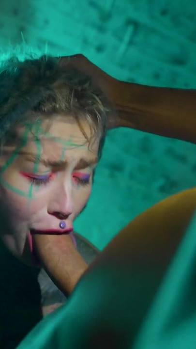 A BWC biztonsági szolgálata rajtakapott egy tetovált lányt, aki olyan jól megbassza a punciját, hogy megbassza az ANAL-ját | 1. klip