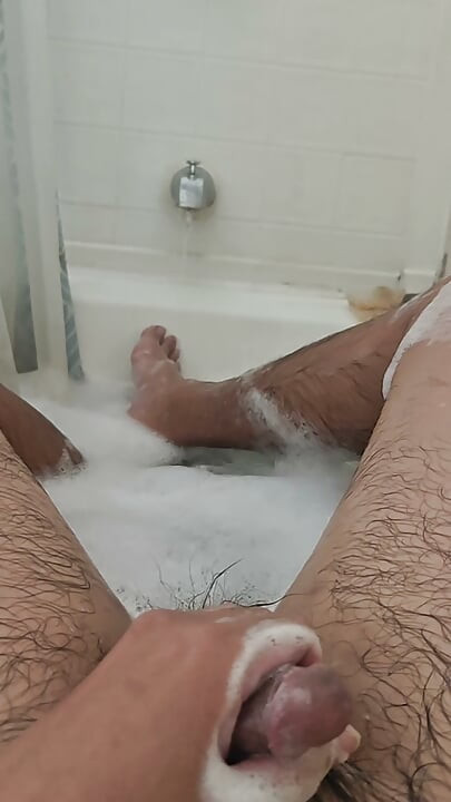 Je me branle dans la baignoire et je me lave bien