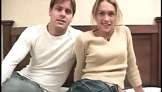 Brünette mit kleinen titten genießt einen harten schwanz in ihrer muschi