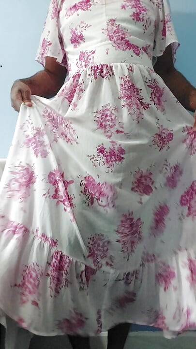 Estoy bailando mientras me masturbo con mi vestido de chiffon transparente de seda con flores rosas