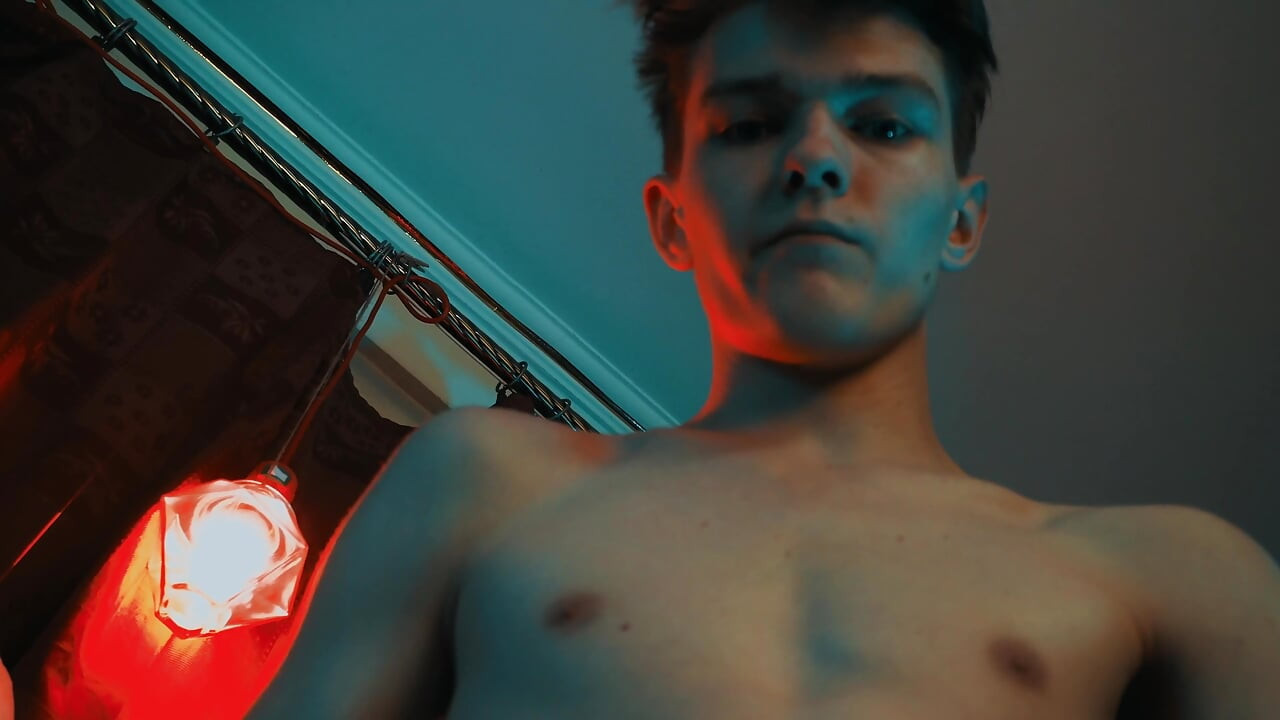 Αποκριάτικο πάρτι βοήθησε έναν φίλο να χύσει με φίλο