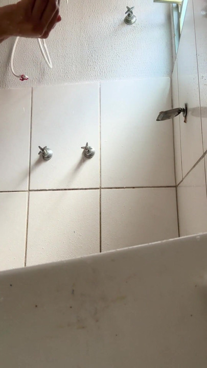 Alice Lima อาบน้ําและบีบหน้าอก | คลิป 2