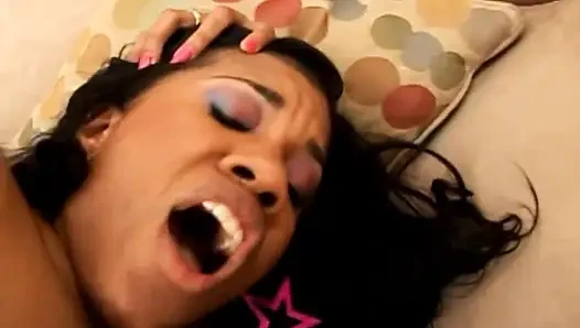 Pantat bahenol cewek kulit hitam didobel penetrasi saat lagi pesta seks threesome