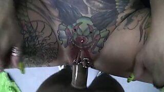 Une femme tatouée se fait baiser!