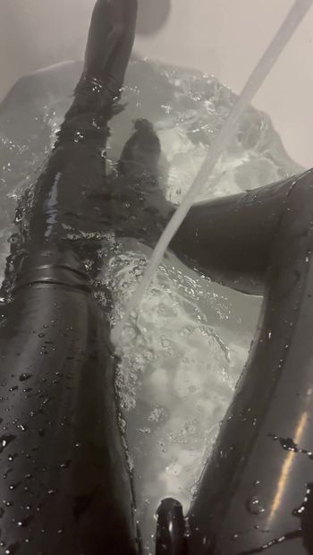 ラテックスで入浴!何とも言えない気持ちです!
お湯のせいで汗がひどくなります。閉じたキャットスーツの中に汗が綺麗に溜まっています!単に素晴らしいです!