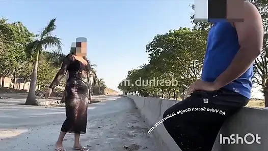 Beuatiful Bhabhi Sex with a Delevery Boy at Roadside