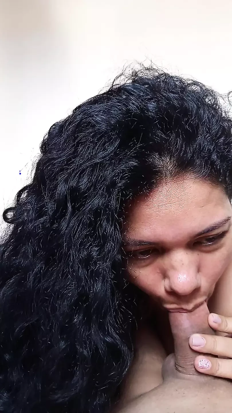 Isteri cantik menghisap deepthroat