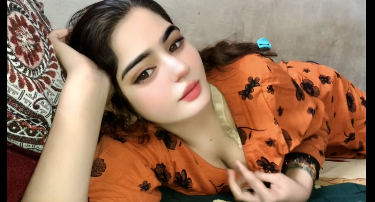 Menina tímida fica safada primeira vez na câmera