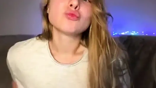 Jucielussie fingert enge muschi im sexy kleid