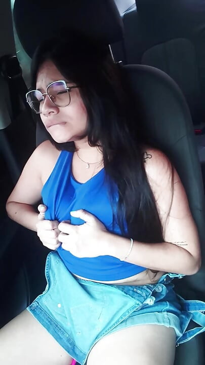 Convenci o motorista do Uber a controlar meu vibrador e me masturbo no carro dele.