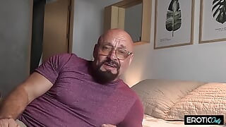 Utanmadan Alman orta yaşlı seksi kadın sert yarak alıyor ve kamerada edepsizce konuşuyor