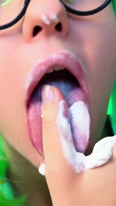 Postre en primer plano para sacarosa, mamada de crema batida, Genshin Impact | Clip 1