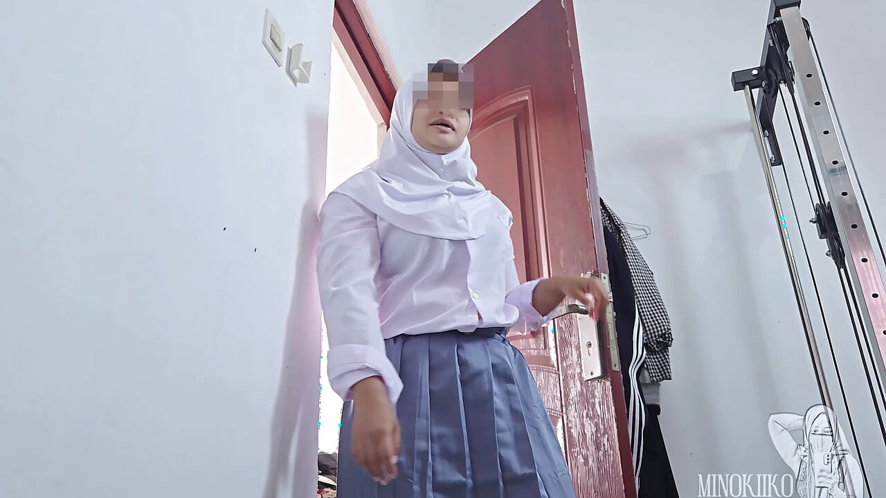 Asiática hijab menina chocada ao ver uma madeira matinal de seu meio-irmão - Minokiiko