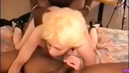 Tante seksi selingkuh sama pria lain atas ijin suami. Aku dan teman-temanku suka banget dientot habis-habisan sama besar