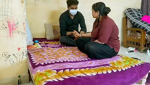 Офисная девушка жестко трахает босса для продвижения - Секс на столе с кримпаем