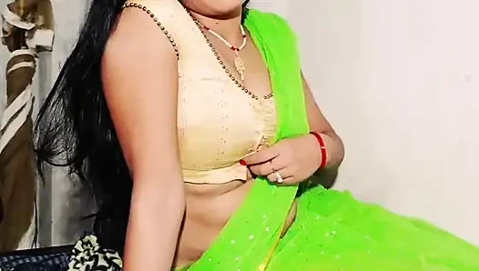 Hintli üvey erkek kardeş üvey kız kardeşinin ağzını tutuyor, seks yapıyor Hintli yenge hardcore seks