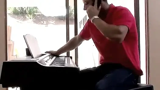 Nika Noir oturma odasında piercingleriyle sikişiyor