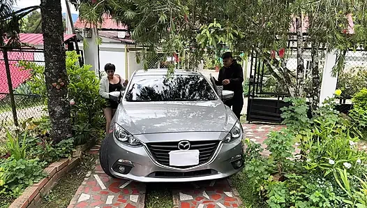 Я приглашаю мою латинскую сводную сестру с большой задницей в кабинку как предлог в конечном итоге жестко трахать ее