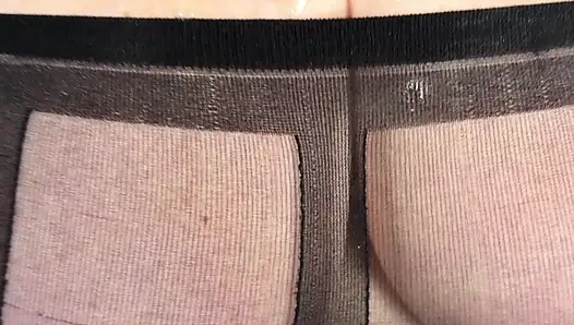 #392 Nyonya Dewasa Feet membiarkan teman nilonnya masturbasi di toketnya