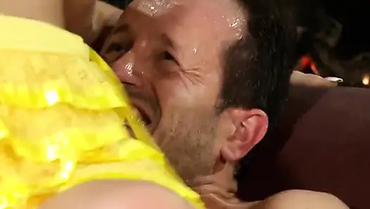 Hart gefickte brünette reitet einen riesigen schwanz