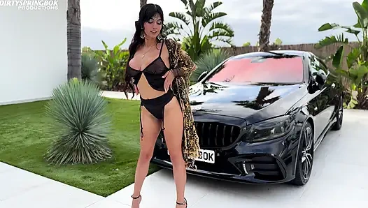 Müslüman kötü kız arabanın üstünde kendini sikiyor