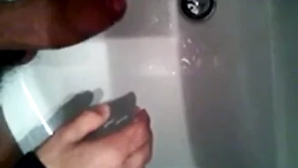 Sborrata nel lavandino