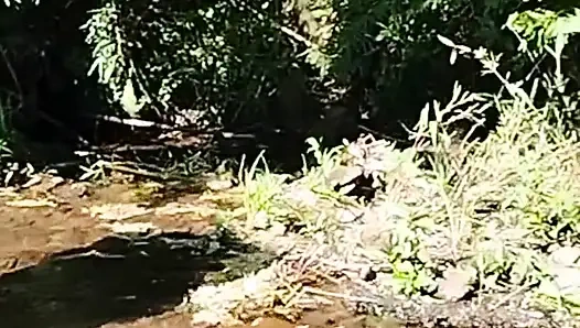 Ich nahm meine Stiefmutter mit, um einen Bach zu sehen, und sie zog sich vor meinen Augen komplett aus.