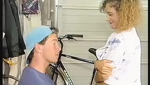 Кудрявая юная блондинка делает минет и трахается в ее тугую задницу