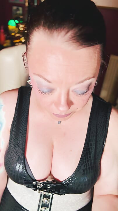 Tina Snua, fumeuse hardcore, allume un gros Cara et vous offre un show de fumée en gros plan