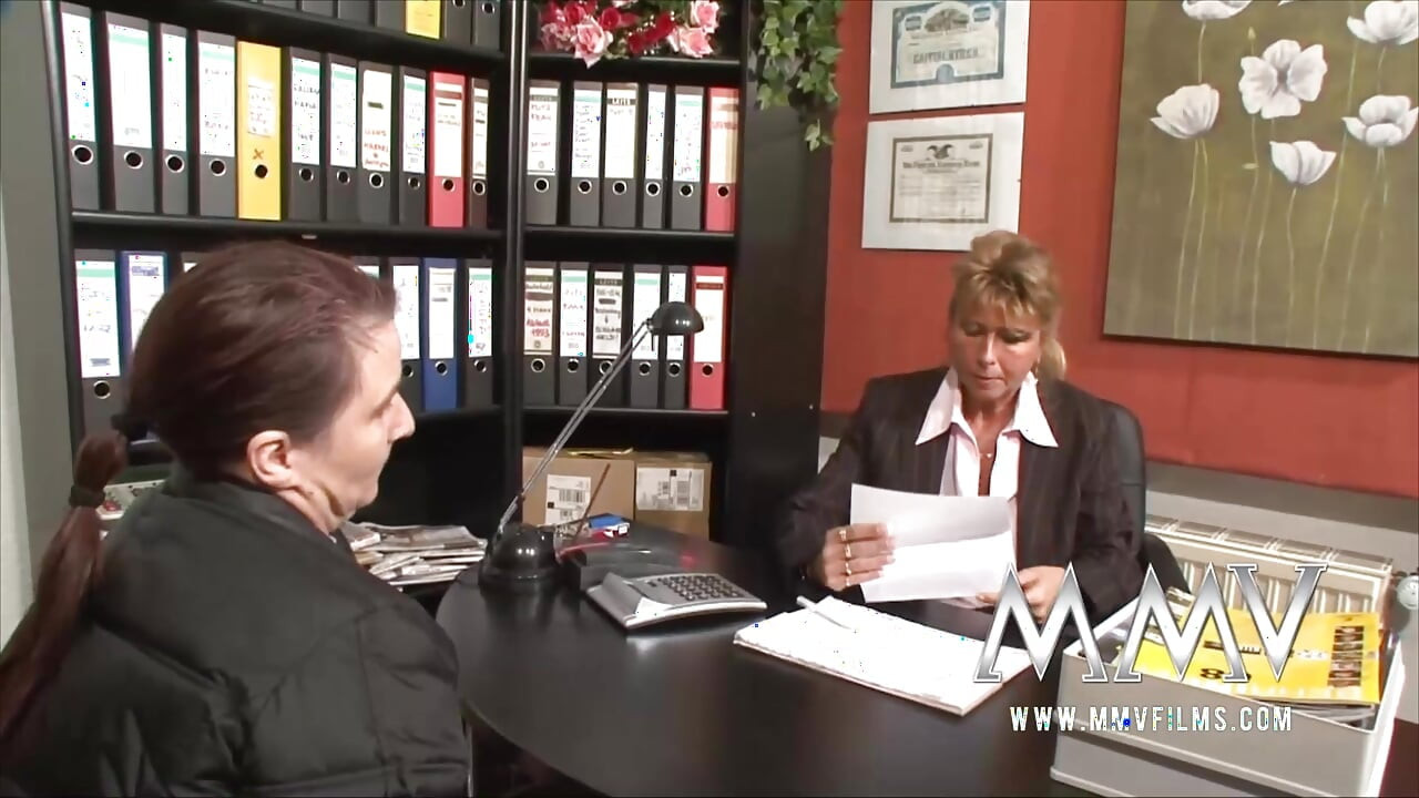 Olgun çift iki kadın bir erkek üçlü grup sekste sikişiyor