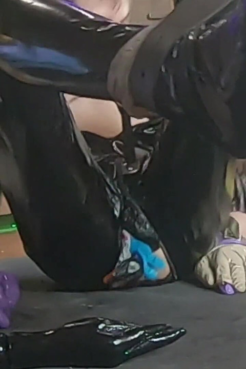 BDSM Analne Igre u Lateks Catsuitu.