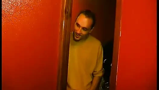 İki güzel esmer sikişmek için kulüpte buluşuyor