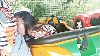 Sexe en public risqué dans un parc d’attractions (réel)