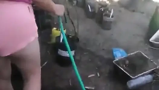 Sie beim wasseren beobachten