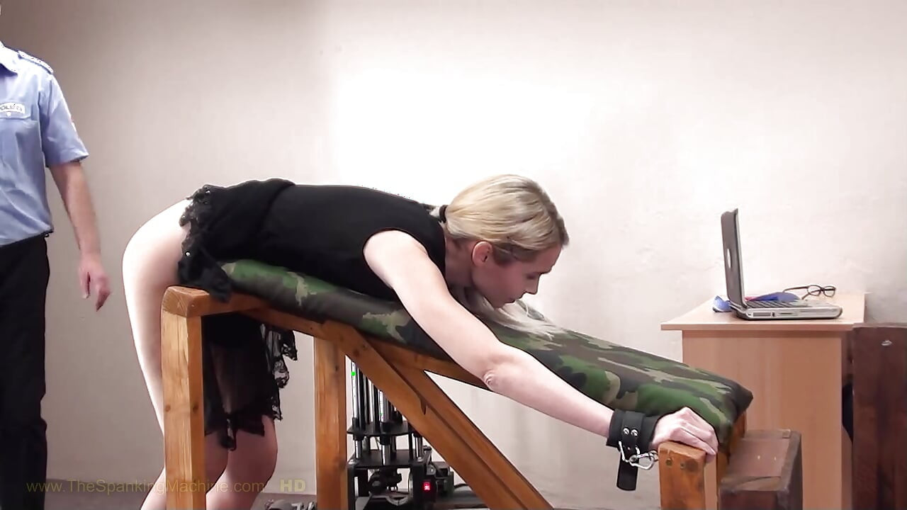 Sissi 8 पिटाई मशीन - गांड कोड़े मारना