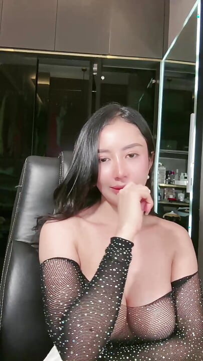 A BEAUTIFUL GIRL WHO WANTS TO HAVE A BIG COCK