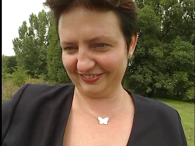 Güzel olgun bayan açık havada arabanın yanında bir adamın yarağını yalıyor