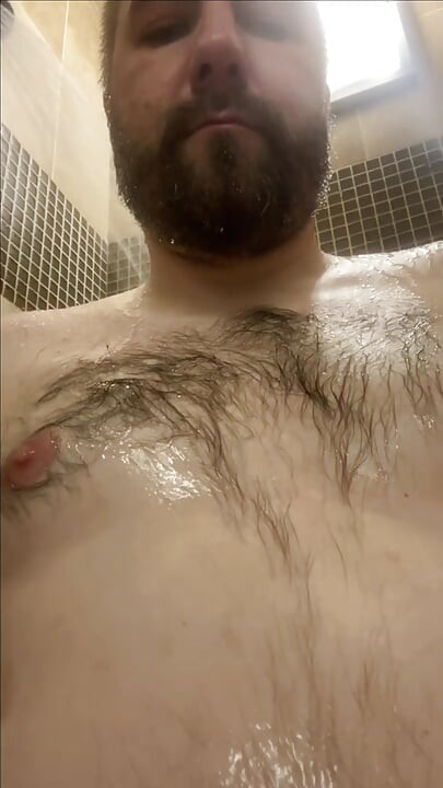 Tombul ayı yavrusu adam antrenmandan sonra soyunma odasında duşta mastürbasyon yapıyor